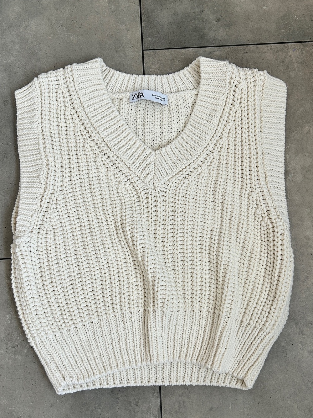 Zara cream knit sweater v neck sleeveless. Small